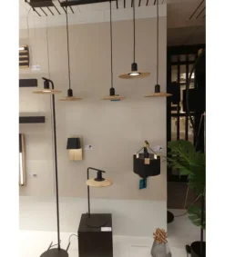 Candeeiro de pé com base alta em metal preto e cabeça em madeira natural MAYAZES EGLO 39914